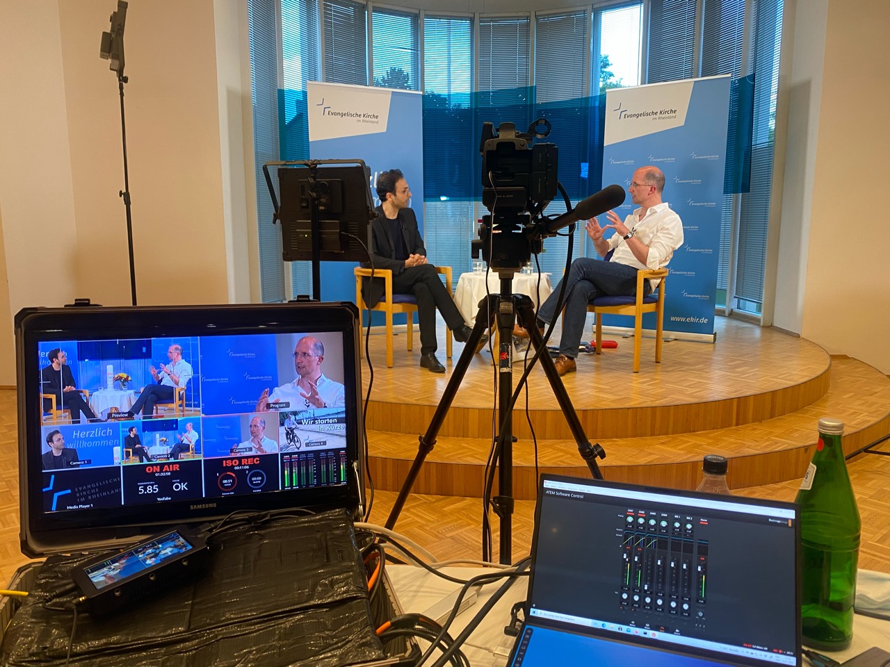 Interview-Setup mit Kameras und Kontrollmonitor