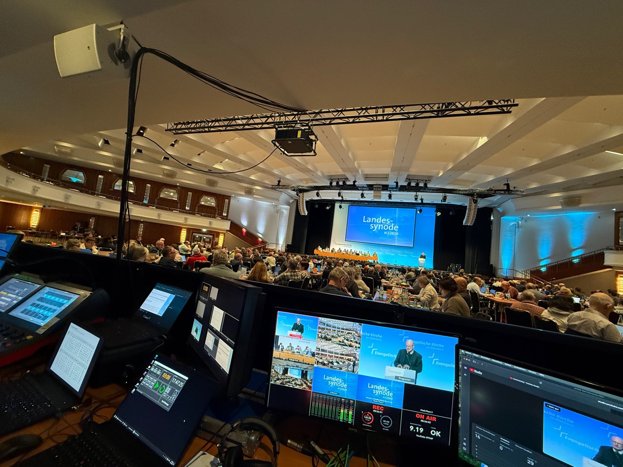 Regieplatz mit Blick in den Saal