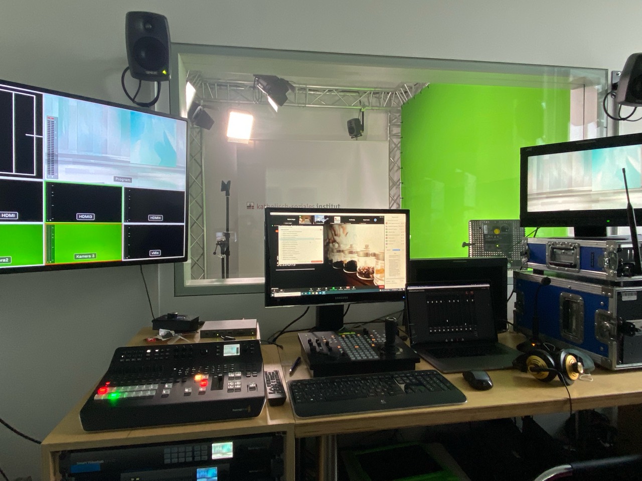 Regiearbeitsplatz für eine Greenscreen-Produktion